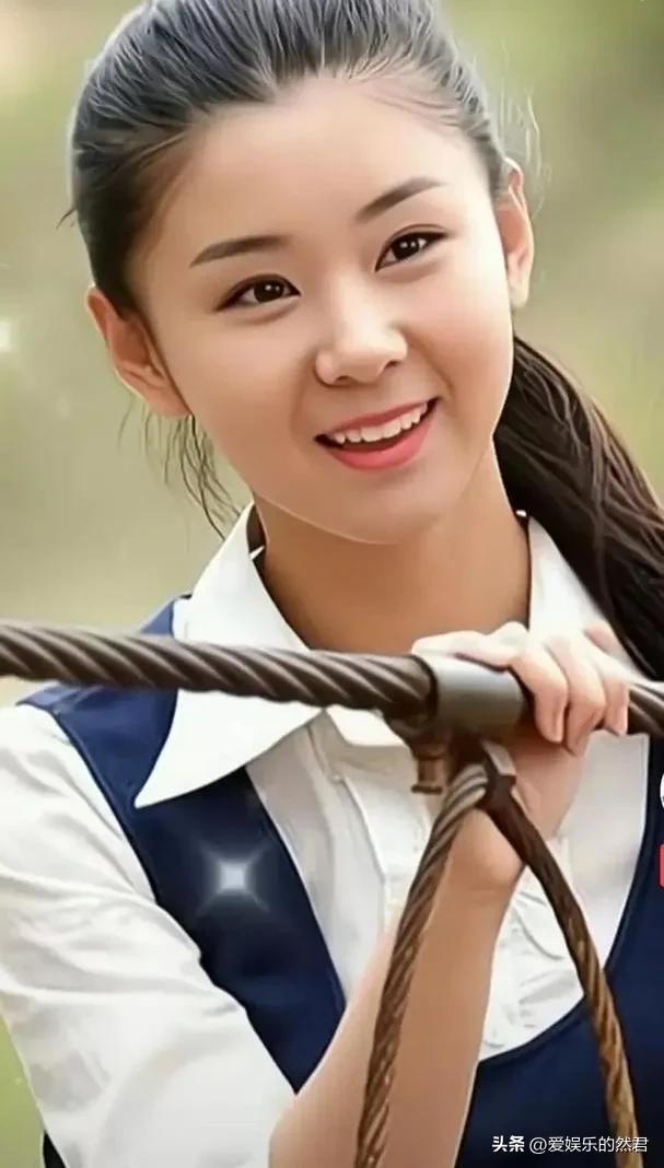 李小萌最新时尚潮流照片展现个人魅力风采
